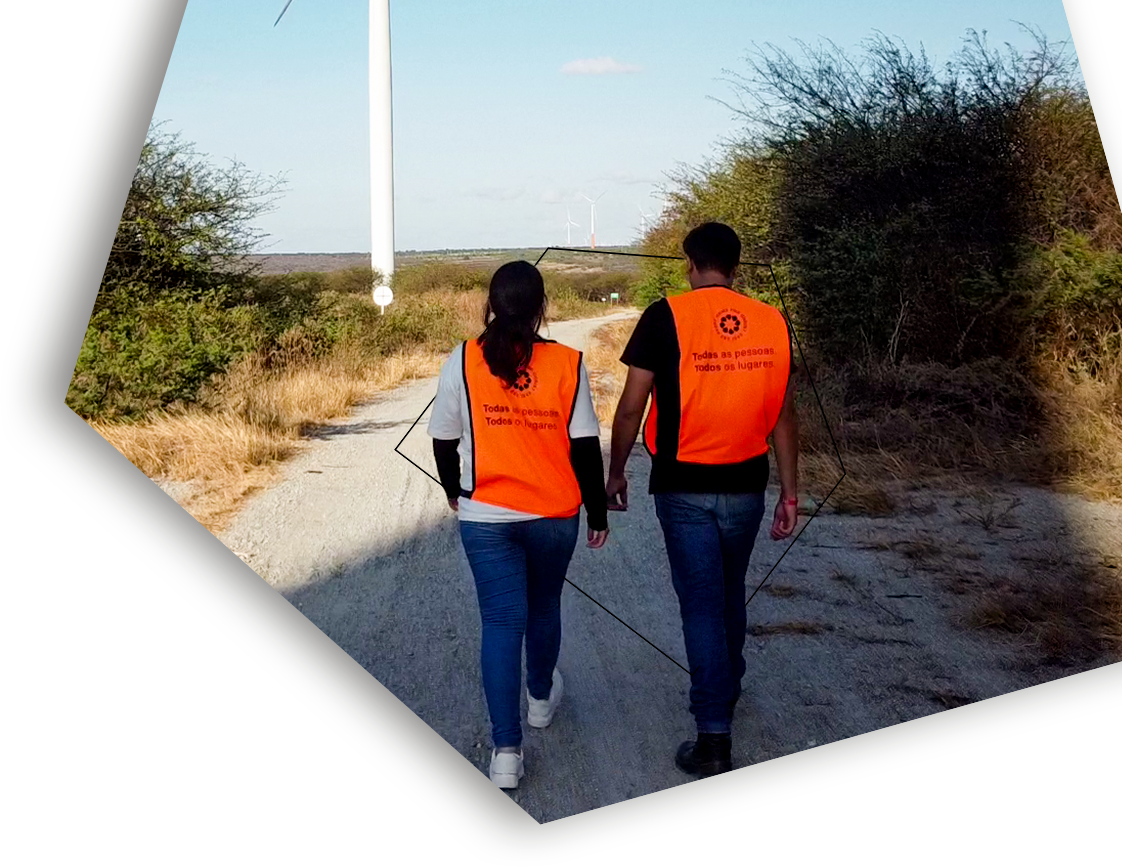 Voluntários da Every Home caminhando em estrada rural